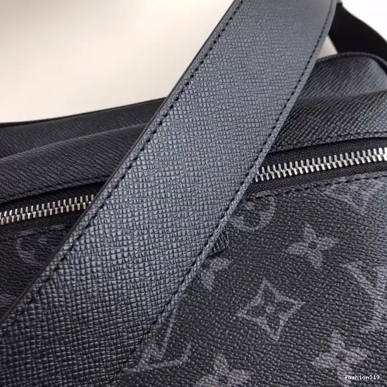 Vuitton Messenger Louis 0422